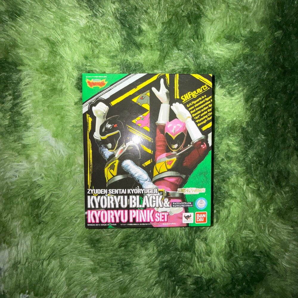 *NEW Zyuden Sentai Kyoryuger Black & Pink SH Figuarts